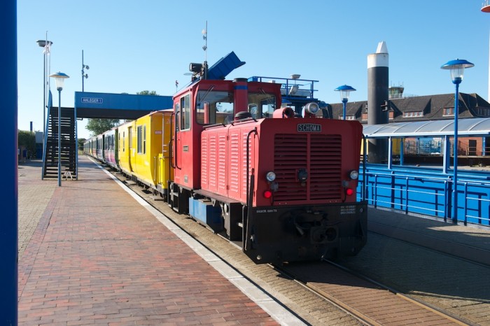 Authentieke trein bij station Borkum-haven © Ad Snelderwaard
