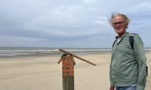 Martijn de Groot bij door mensen opgetuigde strandpaal 72 © Ernst Koningsveld.jpg